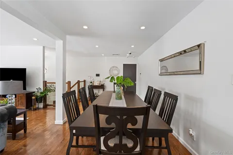 $1,728,000 | 24 Jeffrey Lane, Great Neck, NY 11020