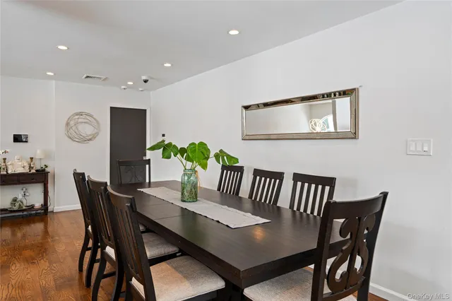 $1,728,000 | 24 Jeffrey Lane, Great Neck, NY 11020