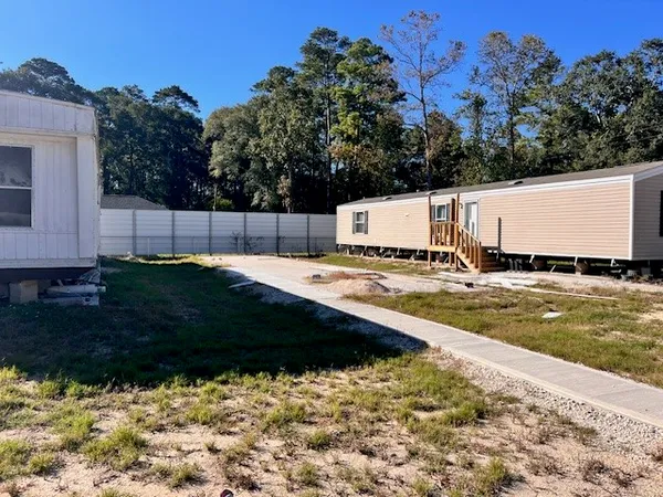 a view of a back yard
