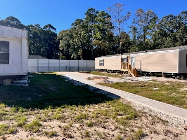 a view of a back yard