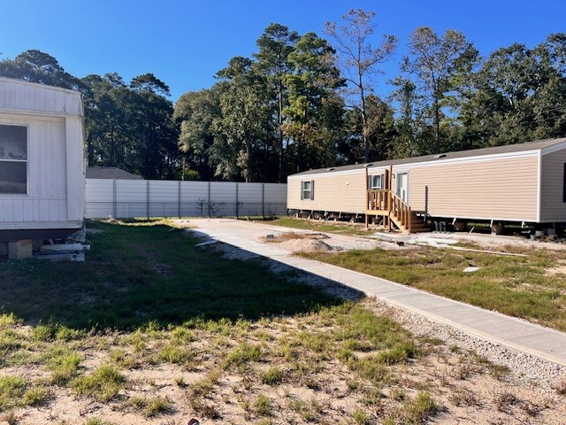 a view of a back yard
