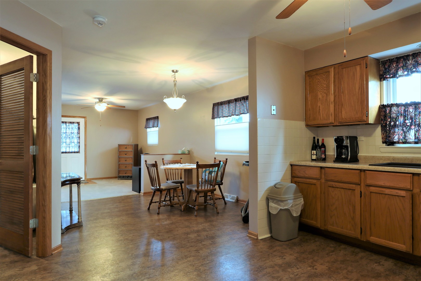 10607 Princess Avenue Chicago Ridge, IL 60415 - Photo 5 of 25 a view of a dining room with furniture and chandelier