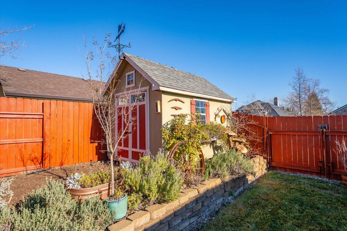 2122 Edinburgh Way Redding, CA 96003 - Photo 34 of 61 37-2122 Edinburgh Way - E-5