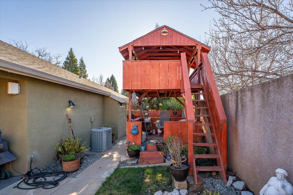 2122 Edinburgh Way Redding, CA 96003 - Photo 56 of 61 a front view of a house with a yard