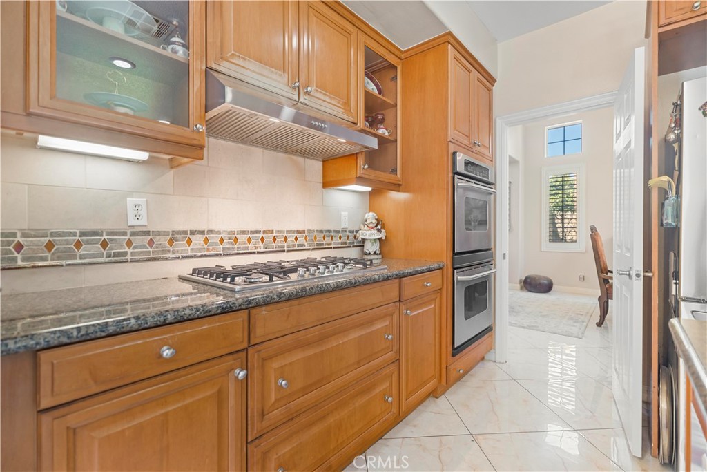 665 Barbre Lane Corona, CA 92879 - Photo 14 of 57 Kitchen