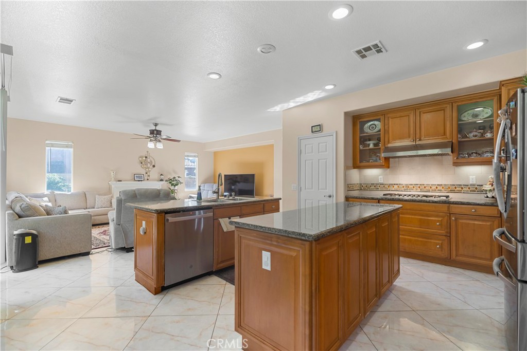 665 Barbre Lane Corona, CA 92879 - Photo 15 of 57 Kitchen