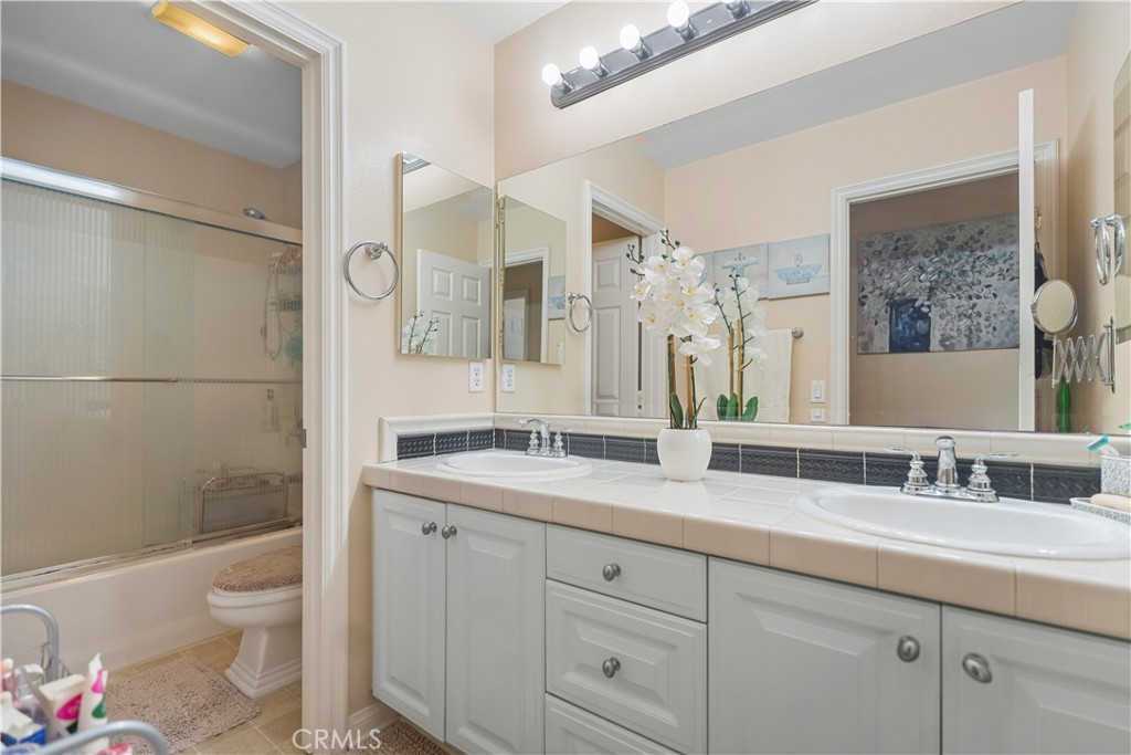 665 Barbre Lane Corona, CA 92879 - Photo 27 of 57 Upstairs main bath