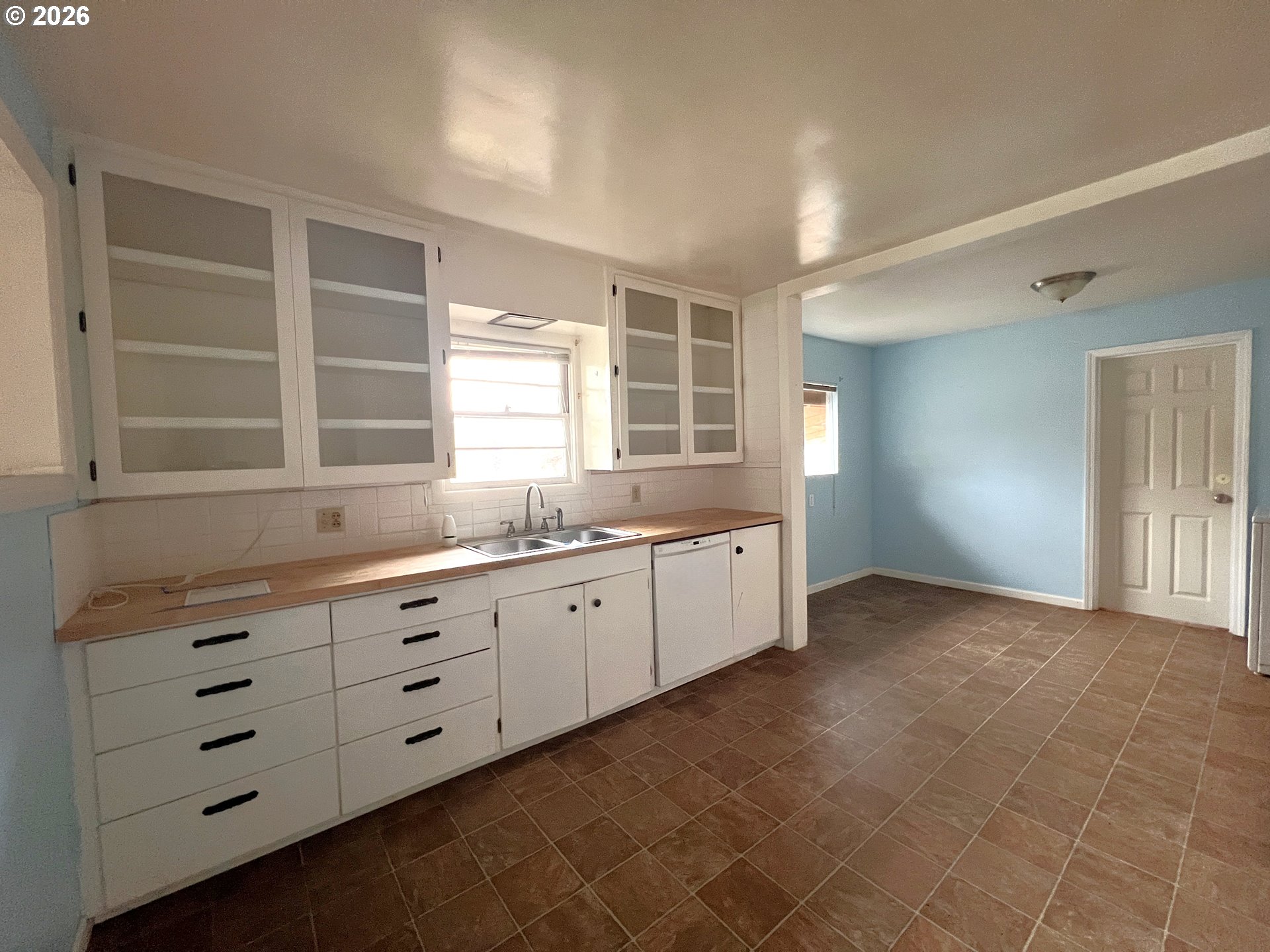 94191 10th Street Gold Beach, OR 97444 - Photo 17 of 33 a large white kitchen with granite countertop a large window