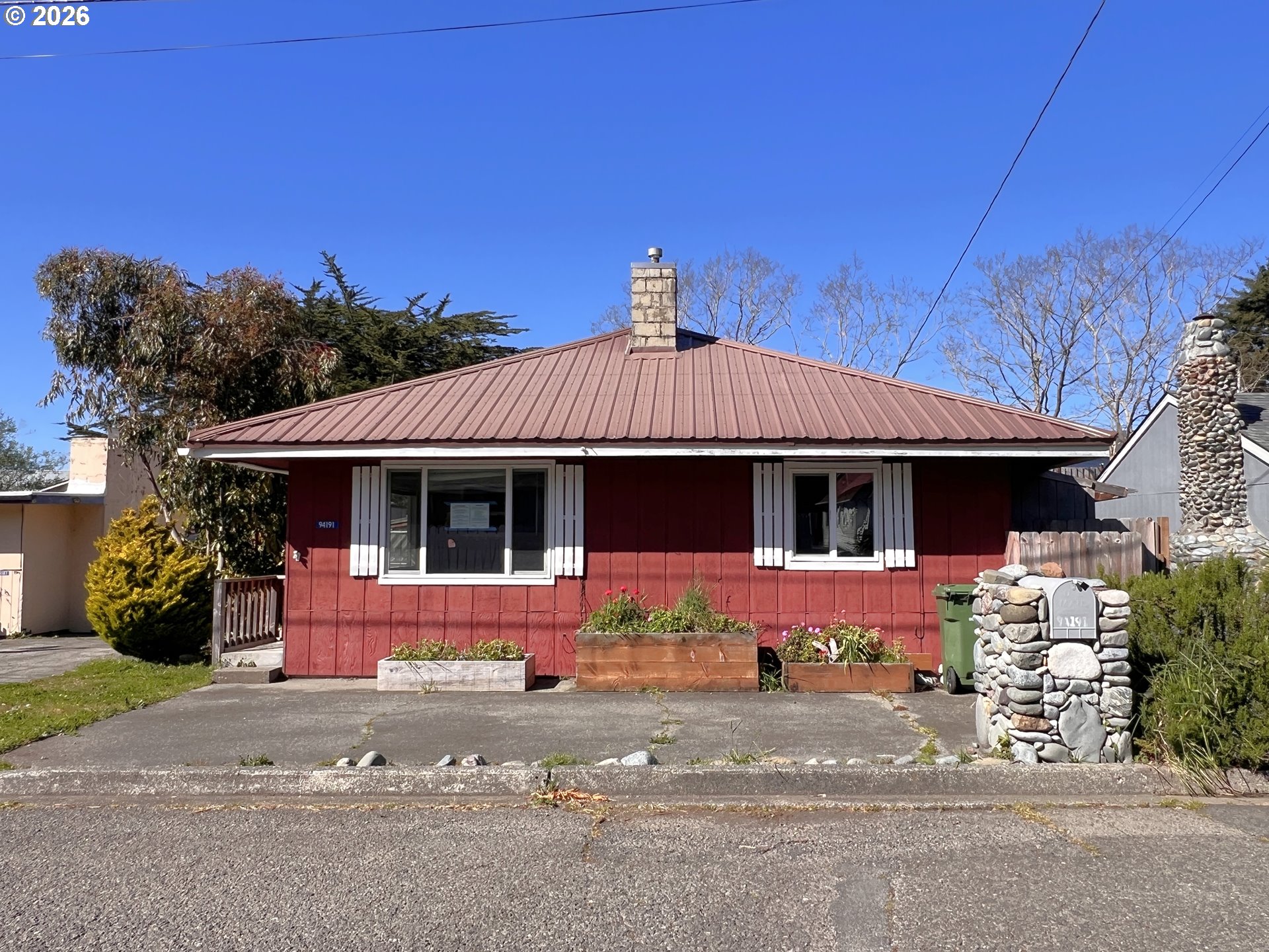94191 10th Street Gold Beach, OR 97444 - Photo 28 of 33 a front view of a house