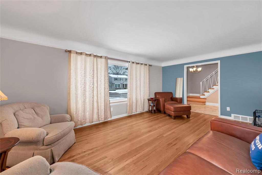 1005 Canterbury Road Grosse Pointe Woods, MI 48236 - Photo 10 of 33