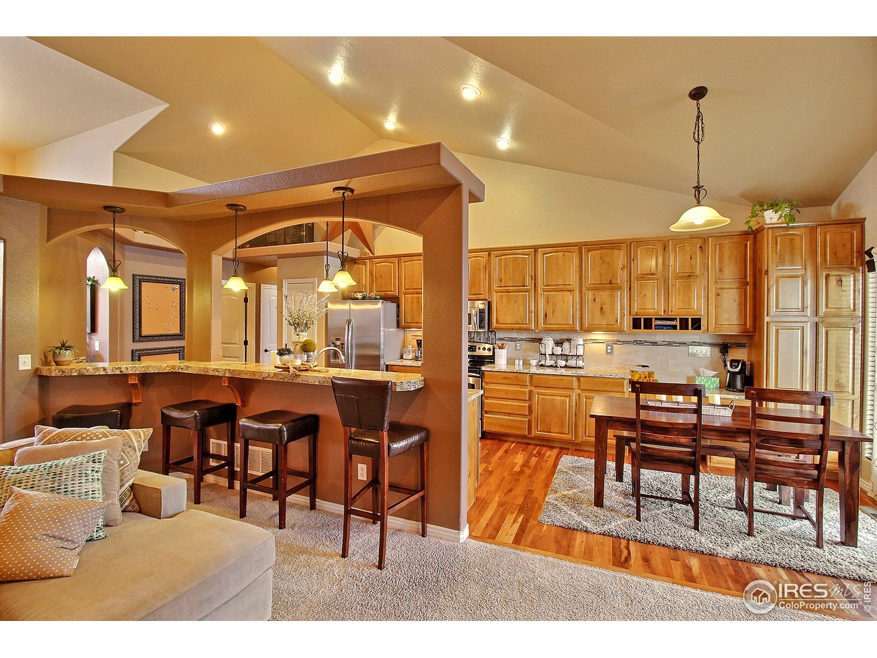 Large Eat-In Kitchen