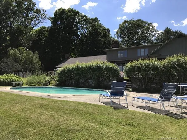 a view of a garden with sitting area