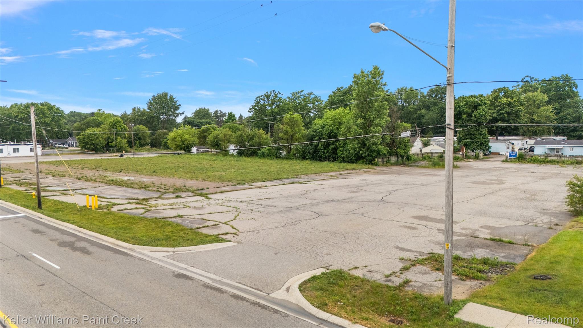 4403 Davison Road Burton, MI 48509 - Photo 4 of 27 04-4403 Davison Rd-4.jpg