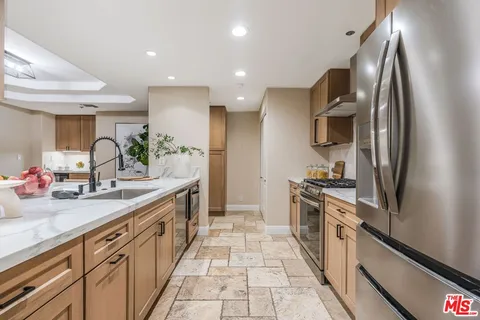 $1,395,000 | 575 South Barrington Avenue, Unit 107, Los Angeles, CA 90049