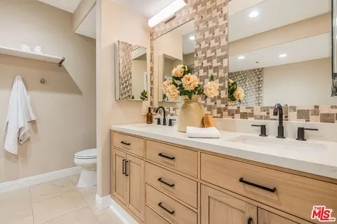 $1,395,000 | 575 South Barrington Avenue, Unit 107, Los Angeles, CA 90049