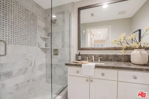$1,395,000 | 575 South Barrington Avenue, Unit 107, Los Angeles, CA 90049