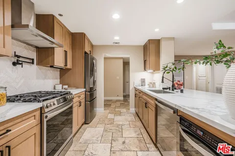 $1,395,000 | 575 South Barrington Avenue, Unit 107, Los Angeles, CA 90049
