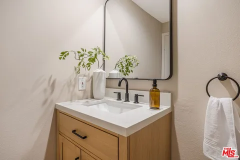 $1,395,000 | 575 South Barrington Avenue, Unit 107, Los Angeles, CA 90049