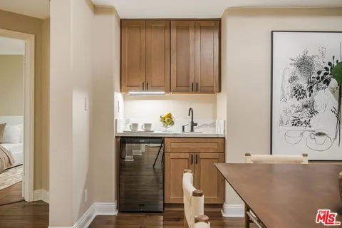 $1,395,000 | 575 South Barrington Avenue, Unit 107, Los Angeles, CA 90049