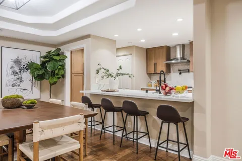 $1,395,000 | 575 South Barrington Avenue, Unit 107, Los Angeles, CA 90049