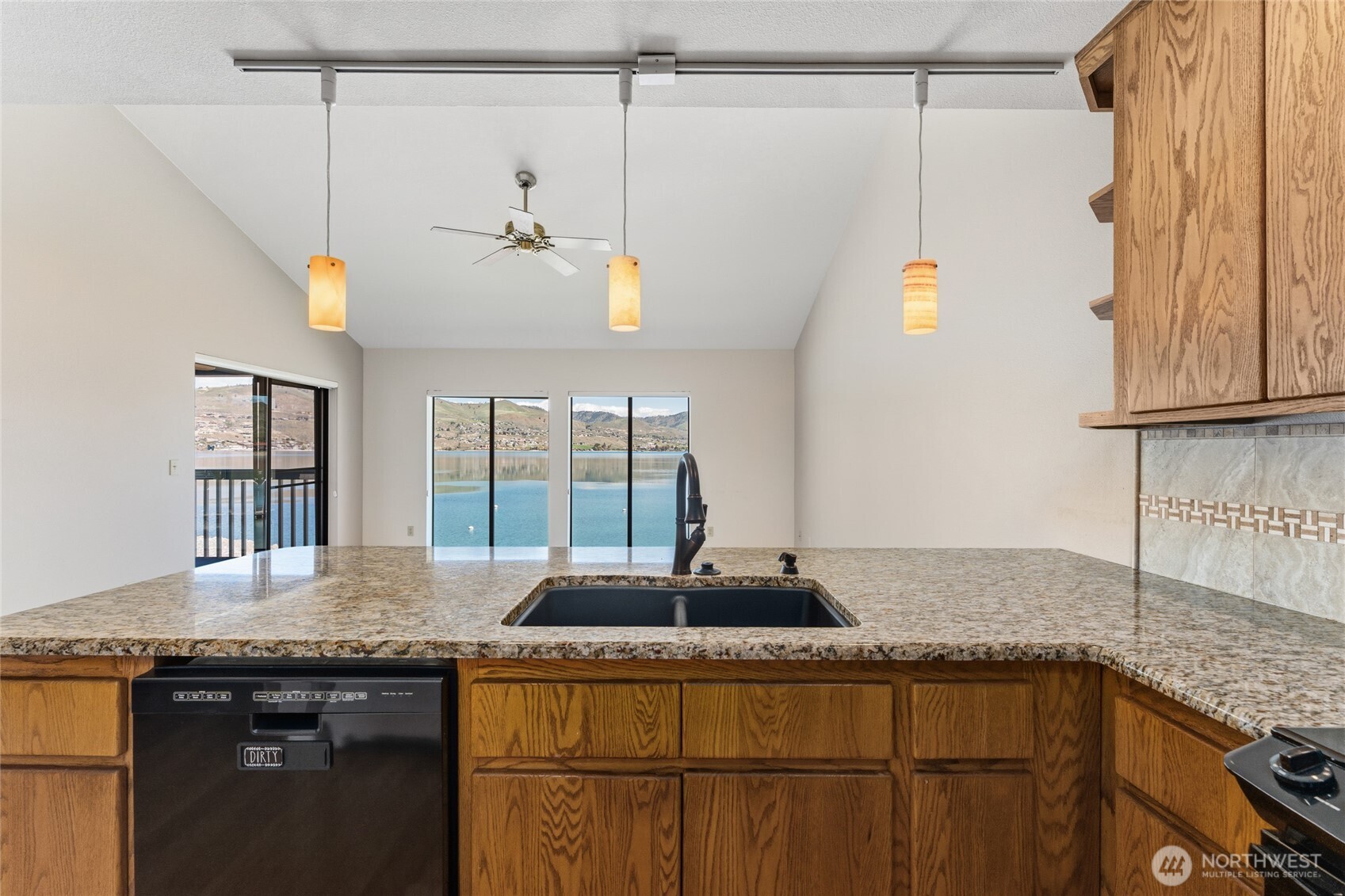 60 South Lakeshore Road, Unit 2L Chelan, WA 98816 - Photo 3 of 34