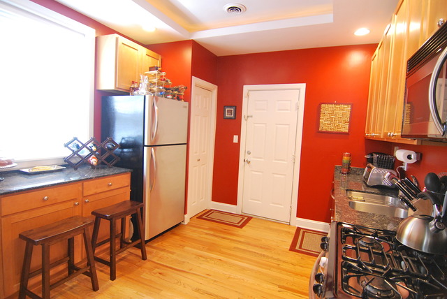 941 West Gordon Terrace, Unit 1E Chicago, IL 60613 - Photo 12 of 14 a view of a living room and bathroom