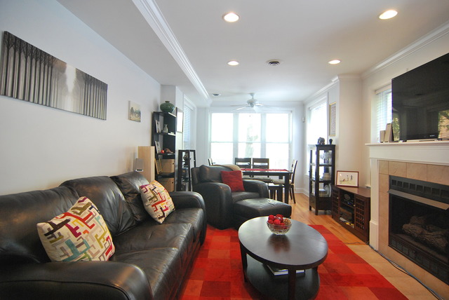 941 West Gordon Terrace, Unit 1E Chicago, IL 60613 - Photo 3 of 14 a living room with furniture and a fireplace