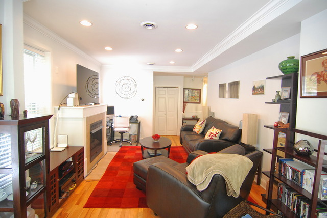 941 West Gordon Terrace, Unit 1E Chicago, IL 60613 - Photo 5 of 14 a living room with furniture and a flat screen tv