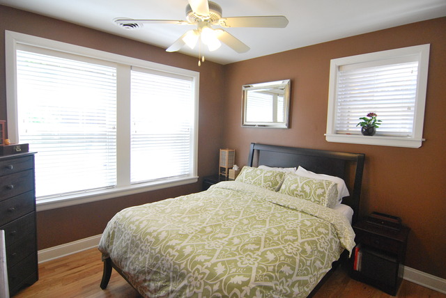 941 West Gordon Terrace, Unit 1E Chicago, IL 60613 - Photo 7 of 14 a large bed sitting in a bedroom next to a window