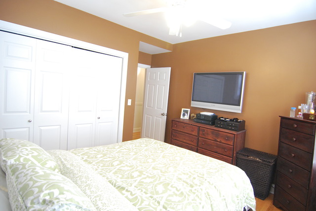 941 West Gordon Terrace, Unit 1E Chicago, IL 60613 - Photo 8 of 14 a bedroom with a bed and a flat screen tv