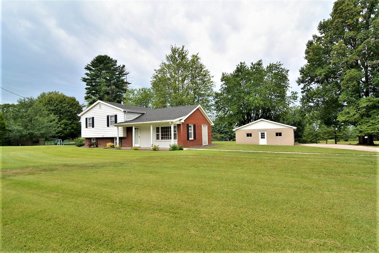 15260 Old State Road Evansville, IN 47725 - Photo 2 of 24 Gallery Image 2