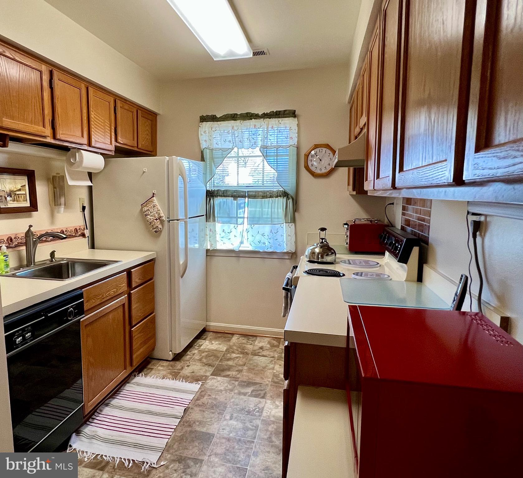 9278 Cherry Lane, Unit 95 Laurel, MD 20708 - Photo 11 of 28 Kitchen with ample counter space