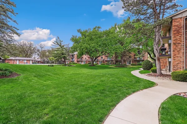 $170,000 | 14016 Waterbury Drive, Unit 1404, Crestwood, IL 60418