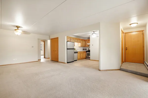 $170,000 | 14016 Waterbury Drive, Unit 1404, Crestwood, IL 60418
