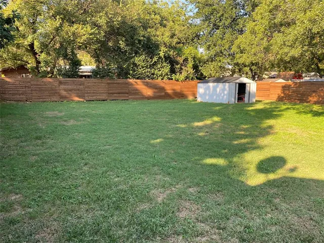 a view of a yard with a house