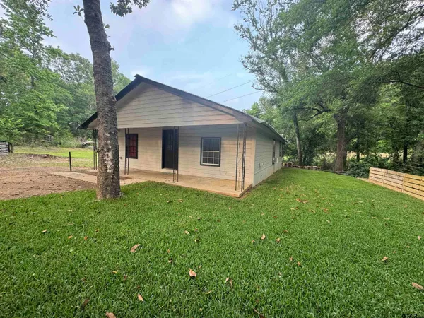 a view of a house with backyard and garden