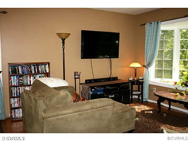 9112 East Patrick Henry Road Ashland, VA 23005 - Photo 3 of 11 Den/Family/Great Room - Bay window seat in Family