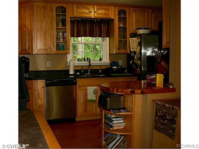 9112 East Patrick Henry Road Ashland, VA 23005 - Photo 6 of 11 Kitchen - Granite & butcher block countertops, gas
