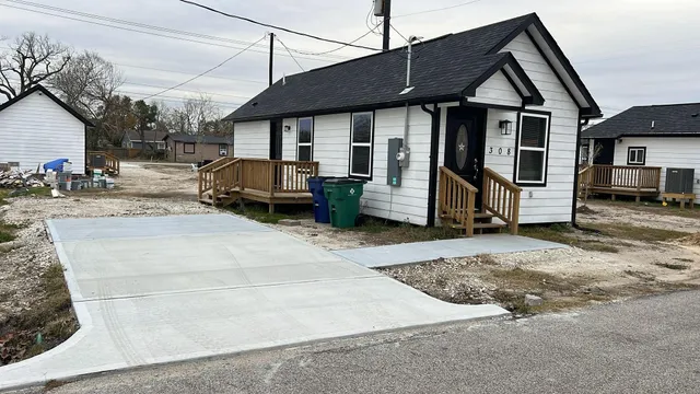 $1,250 | 308 Marshall Alley, Angleton, TX 77515