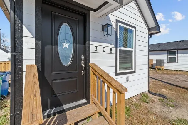 $1,250 | 308 Marshall Alley, Angleton, TX 77515