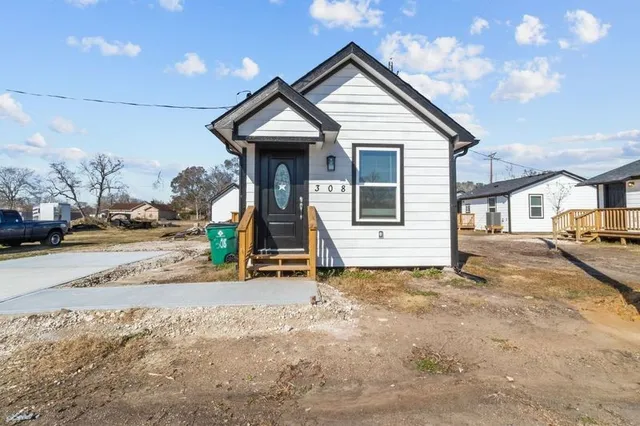 $1,250 | 308 Marshall Alley, Angleton, TX 77515
