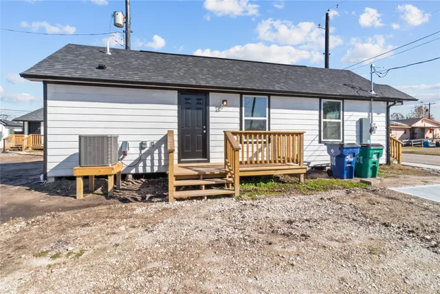 $1,250 | 308 Marshall Alley, Angleton, TX 77515