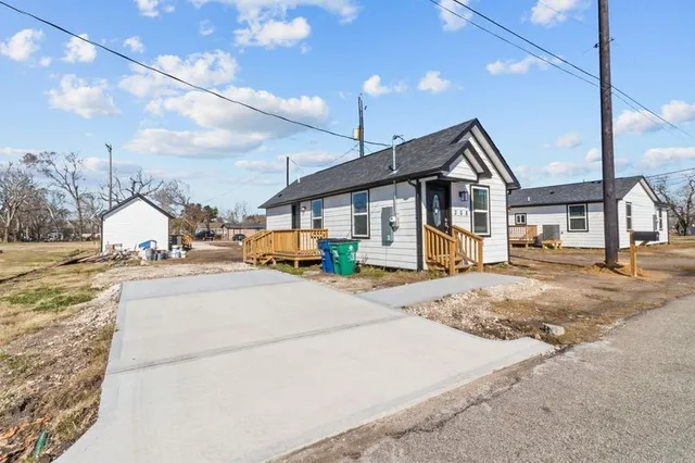 $1,250 | 308 Marshall Alley, Angleton, TX 77515