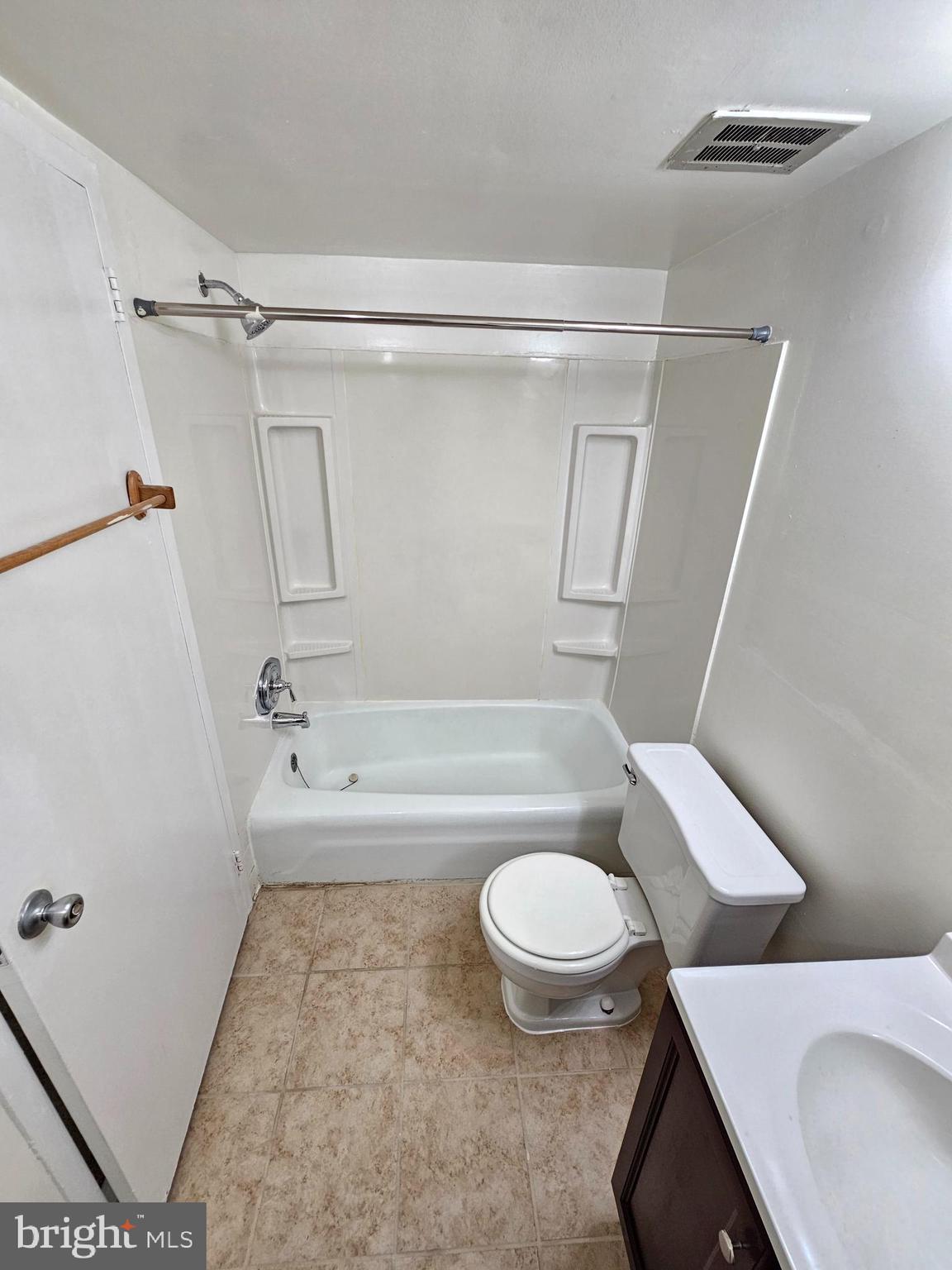 19323 Club House Road, Unit 101 Gaithersburg, MD 20886 - Photo 12 of 25 Hall Bathroom