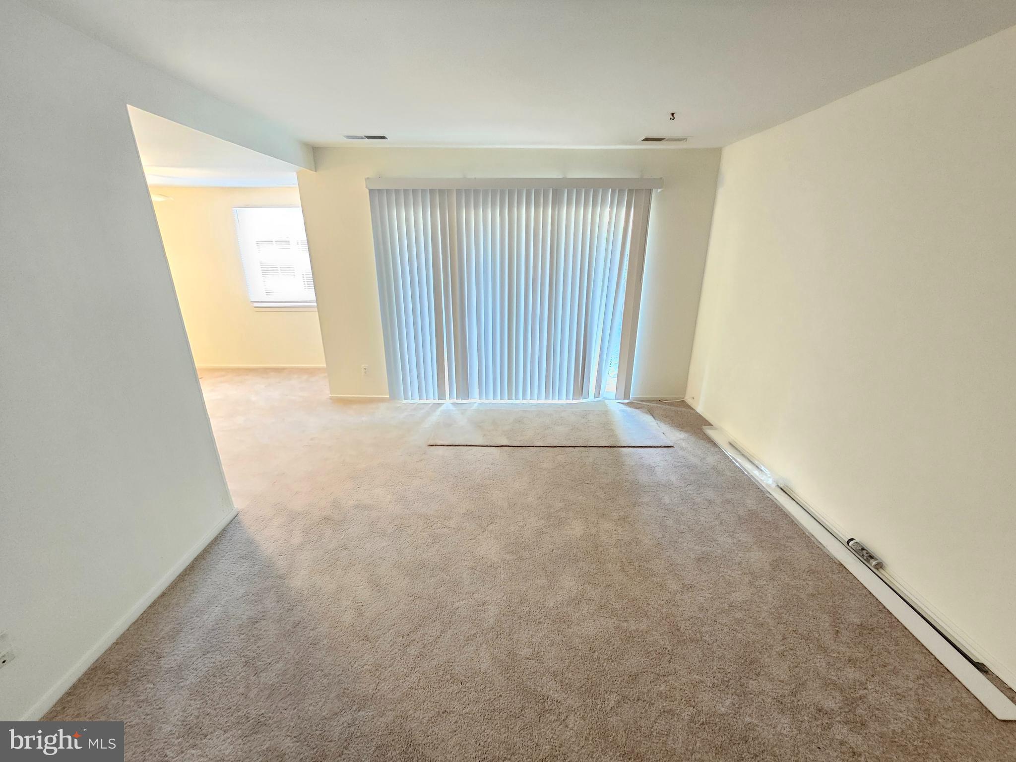 19323 Club House Road, Unit 101 Gaithersburg, MD 20886 - Photo 6 of 25 Living Room