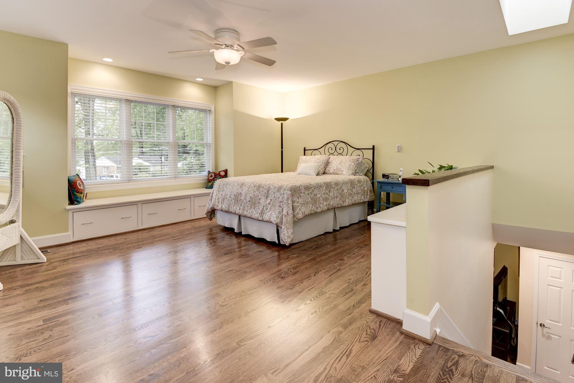 8006 New Market Road Alexandria, VA 22308 - Photo 27 of 37 Spacious Owners Suite with Bay Window
