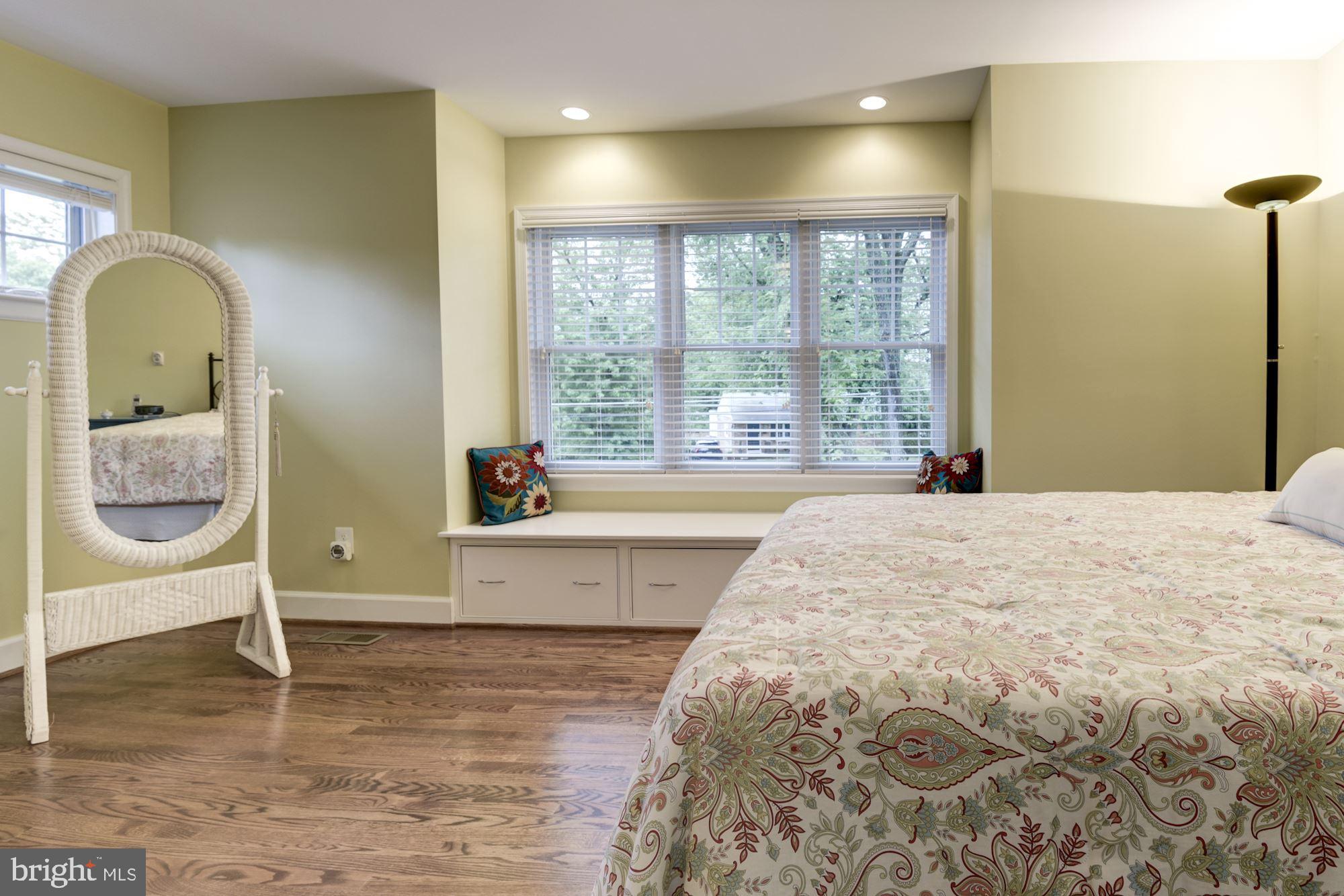 8006 New Market Road Alexandria, VA 22308 - Photo 31 of 37 Recessed Lighting over the Window Seat