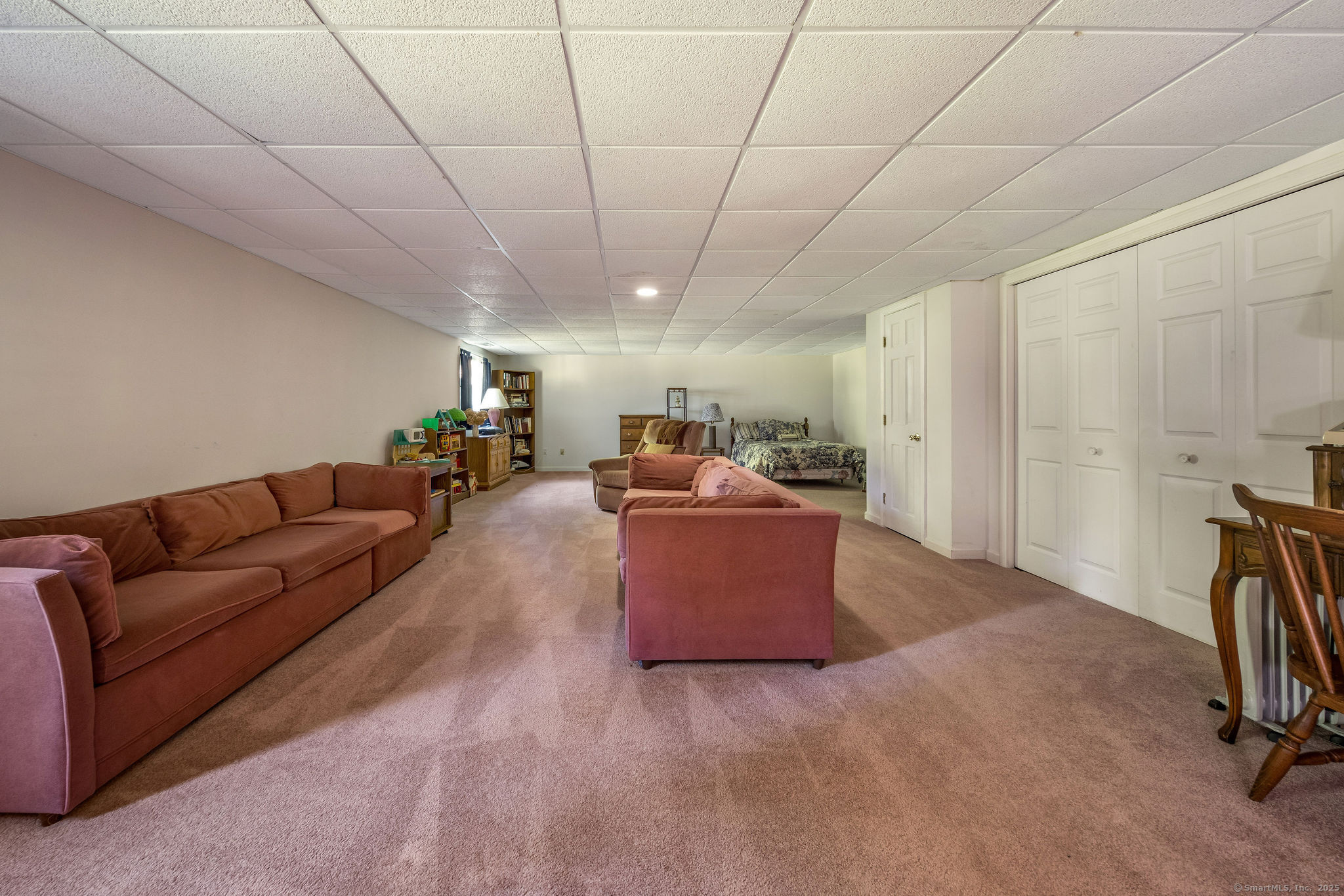 40 Legend Hill Road, Unit 40 Madison, CT 06443 - Photo 20 of 29 a living room with furniture