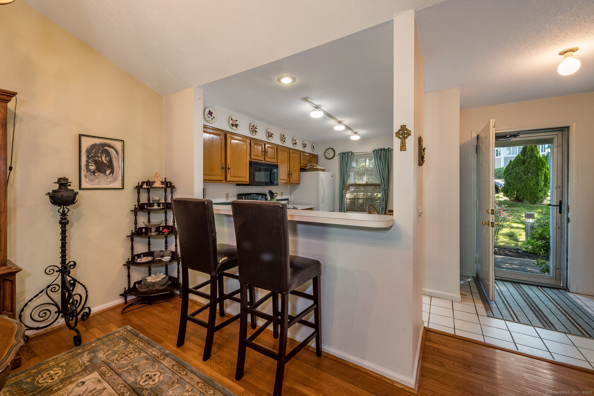 40 Legend Hill Road, Unit 40 Madison, CT 06443 - Photo 7 of 29 a view of a dining room with furniture and wooden floor