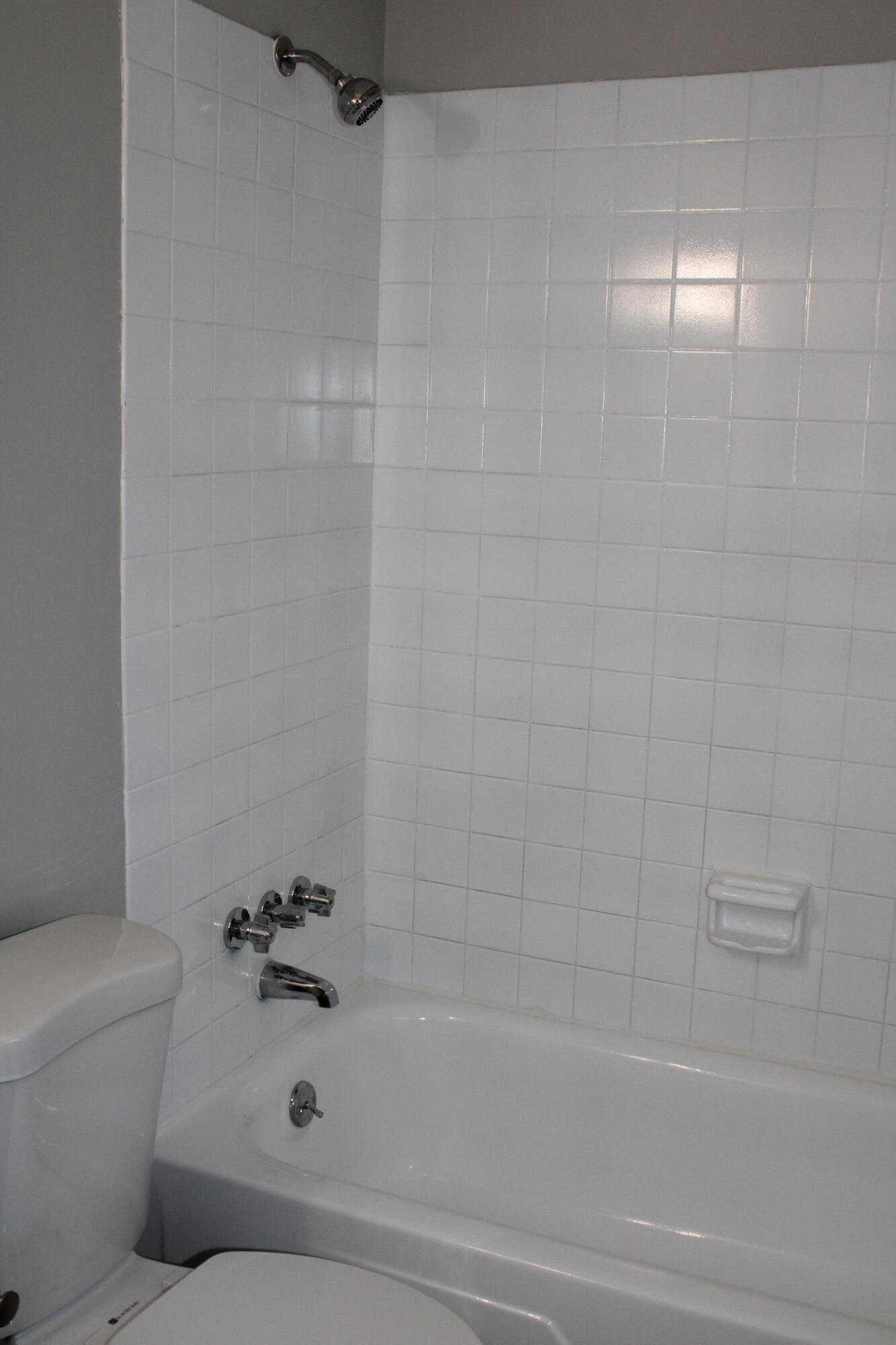 3332 Hillis Road Augusta, GA 30906 - Photo 20 of 32 Tub/Shower combo with tile surround.